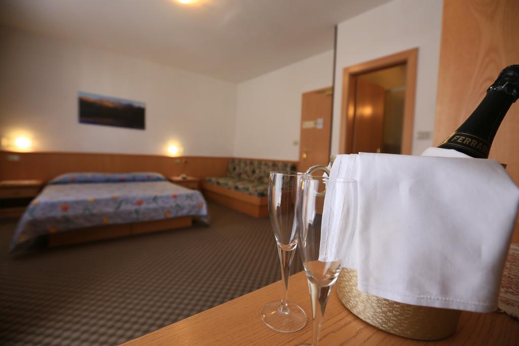 Hotel Miramonti วีโก ดี ฟาสซา ภายนอก รูปภาพ